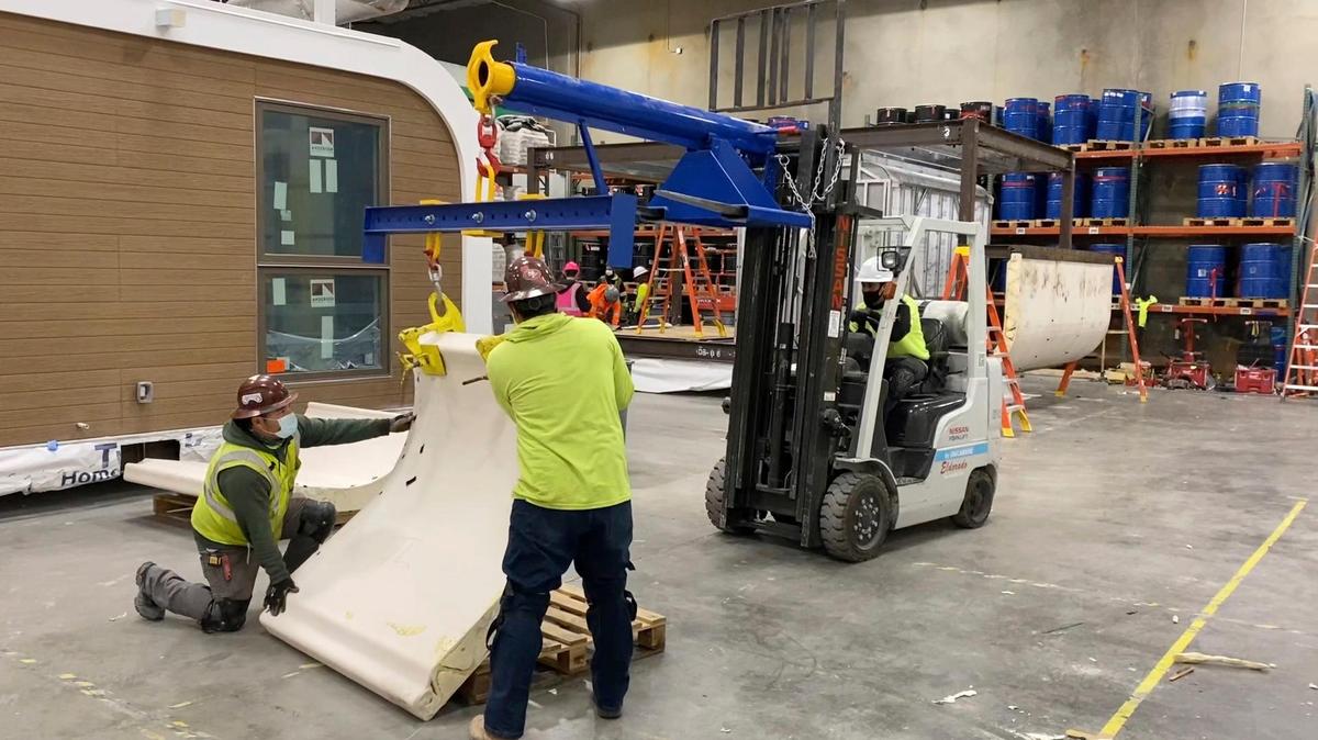 Trabajadores montan un módulo de vivienda compuesto por paneles impresos en 3D en la fábrica de Mighty Buildings el 17 de marzo de 2021, en Oakland, California.