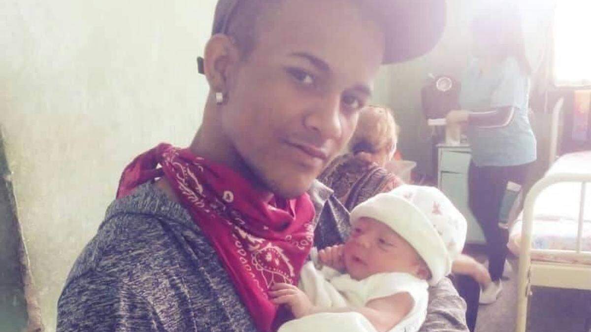 En esta foto de mayo de 2021, Zidan Batista Alvarez carga a su hija recién nacida. Batista Alvarez murió el viernes a manos de la policía cubana.