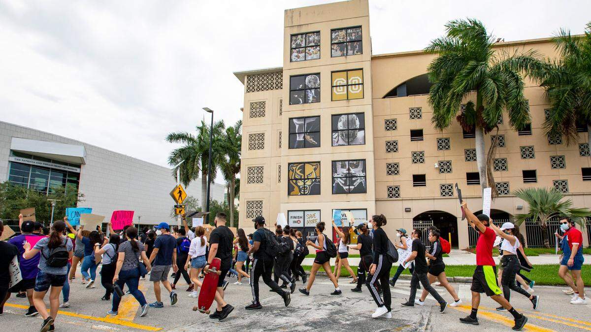Manifestantes marchan por el campus principal de la Universidad Internacional de la Florida en honor a George Floyd durante una protesta por Black Lives Matter en Miamiel 6 de junio de 2020.