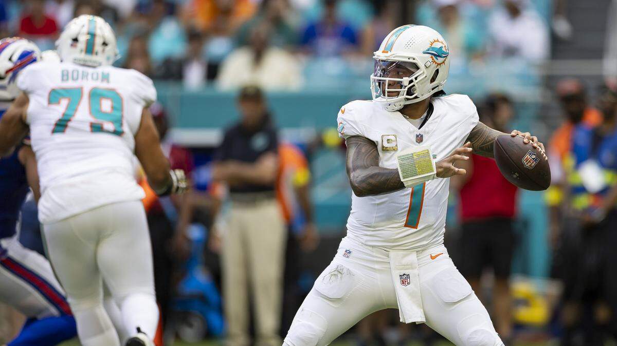 El quarterback de los Dolphins Tua Tagovailoa  lanza un pase en el partido contra Buffalo Bills, celebrado el 9 de noviembre de 2025 en el Hard Rock Stadium en Miami Gardens, Florida.