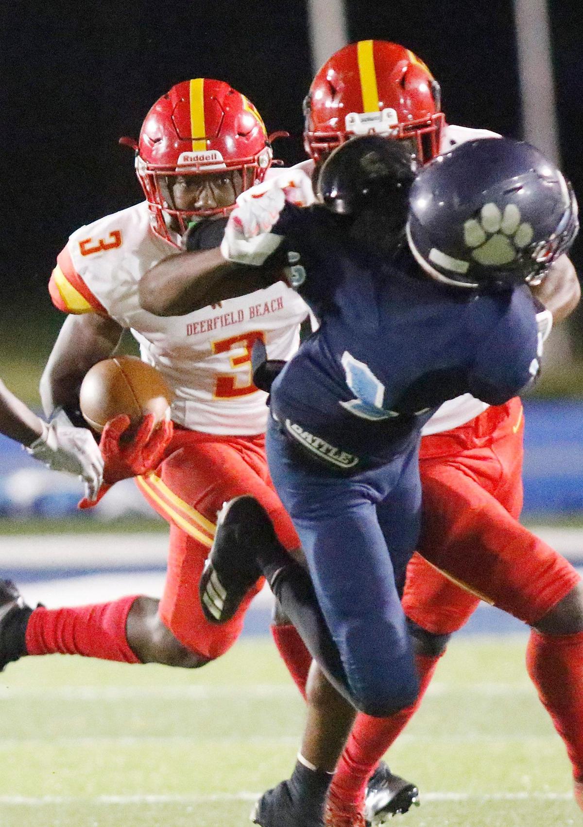 Deerfield Beach Bucks wide receiver Joseph Kennerly (3) runs the ball against Palmetto Panthers during the Class A 8 Regional semifinal football game on Thursday, November 18, 2021 Tropical Park Stadium. Andrew Uloza / for THE MIAMI HERALD