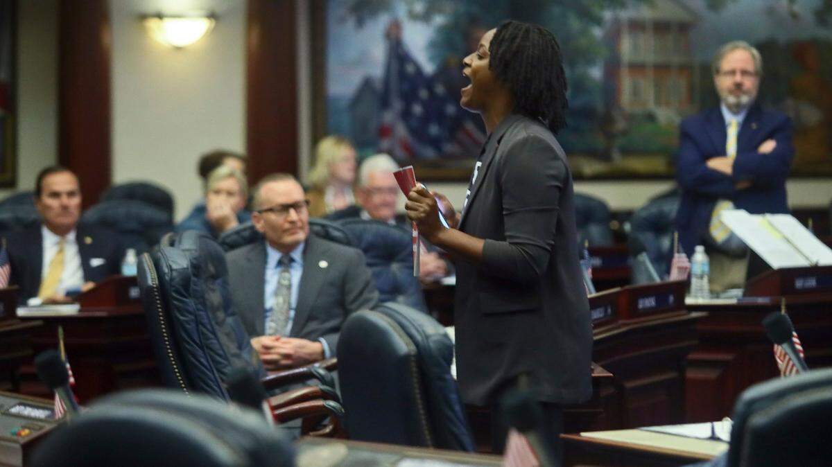 La representante Angie Nixon, demócrata de Jacksonville, empezando un debate sobre el Proyecto de Ley 2-C: Establecimiento de los Distritos Congresuales, el 21 de abril 2022 en el Capitolio en Tallahassee, Florida. La sesión fue interrumpida por la protesta, pero se reanudó una hora más tarde y el proyecto de ley fue aprobado.
