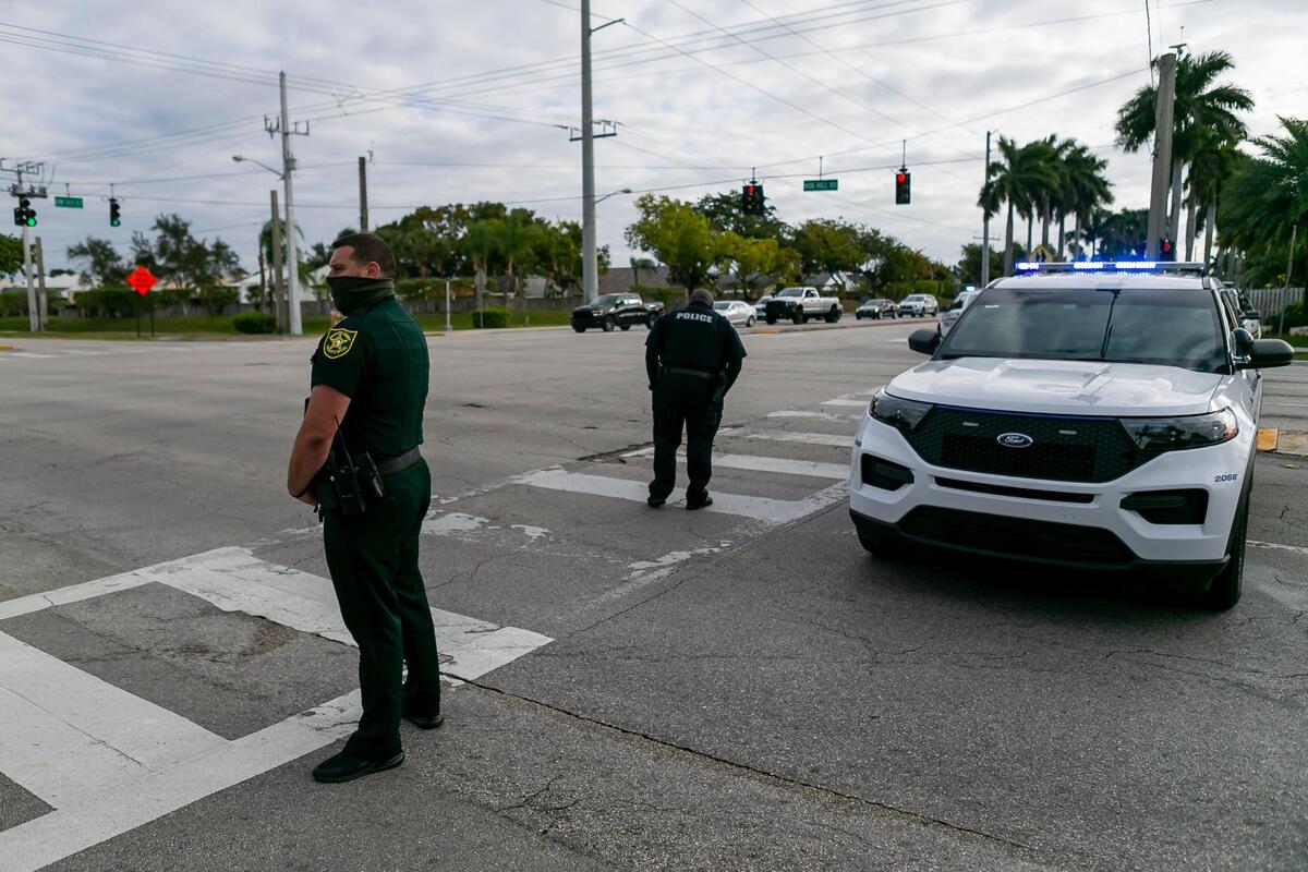 La policía y los socorristas trabajan en la escena del crimen en Sunrise, Florida, el martes 2 de febrero de 2021. Dos agentes del FBI fallecieron mientras cumplían una orden judicial en un residencia de Sunrise, cerca de Nob Hill Road y Northwest Calle 44, en el Condado Broward.