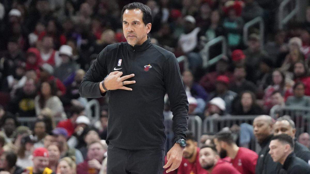 Miami Heat head coach Erik Spoelstra gestures to his team during the second half at United Center.