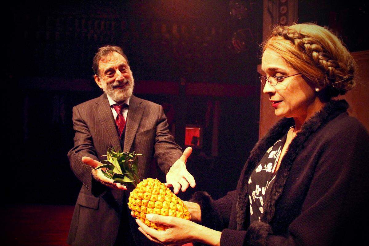 David Kwiat’s Herr Schultz courts Isabelia Duran’s Fraulein Schneider in “Cabaret” at Area Stage.
