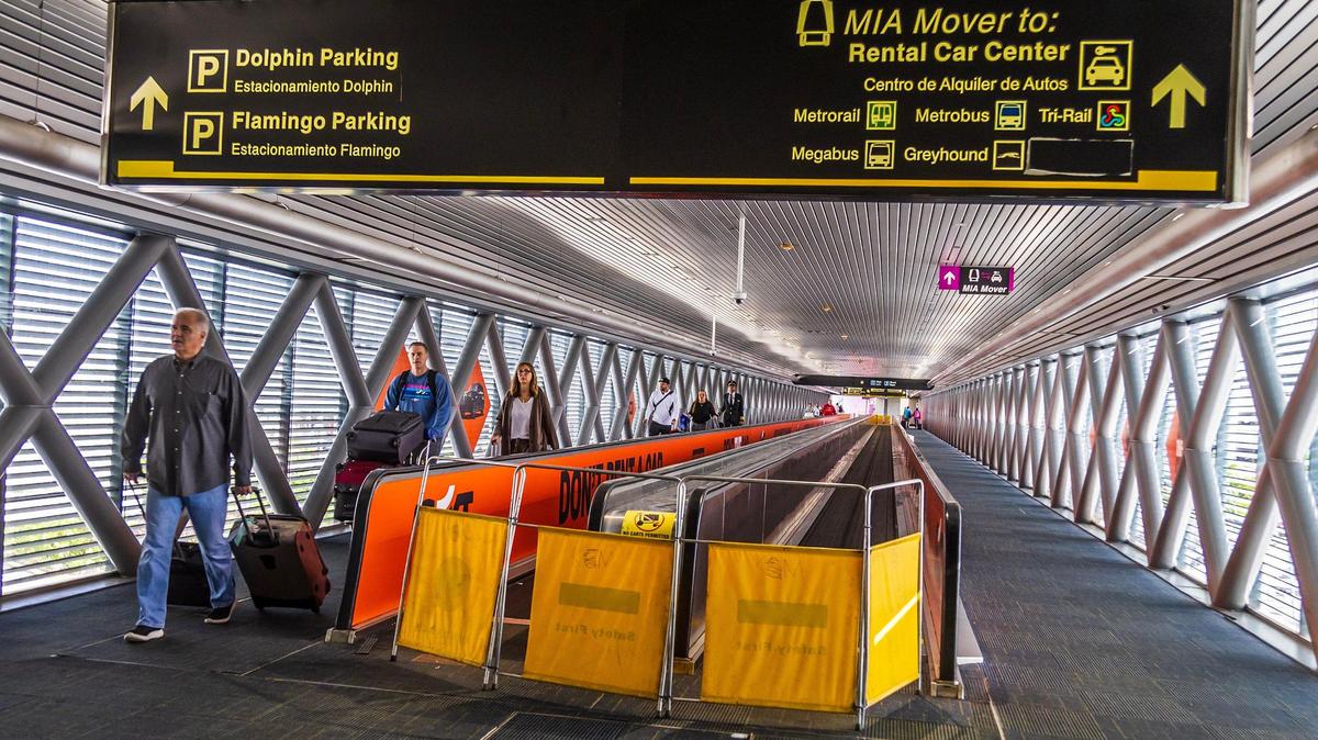 Pasajeros caminan junto a una pasarela mecánica averiada en el tercer piso del Aeropuerto Internacional de Miami, el jueves 18 de enero de 2024, mientras intentan llegar a los mostradores de salida desde el Garaje Flamingo minutos después de que la alcaldesa del Condado Miami-Dade, Daniella Levine Cava, ofreciera una conferencia de prensa para brindar una actualización sobre los esfuerzos del condado para reemplazar y reparar la infraestructura ahí.