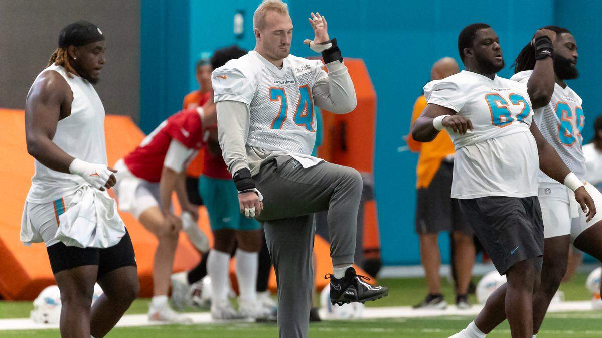 Miami Dolphins offensive tackle Liam Eichenberg (74) does drills during NFL mandatory minicamp at Baptist Health Training Complex in Hard Rock Stadium on Tuesday, June 4, 2024, in Miami Gardens, Fla.