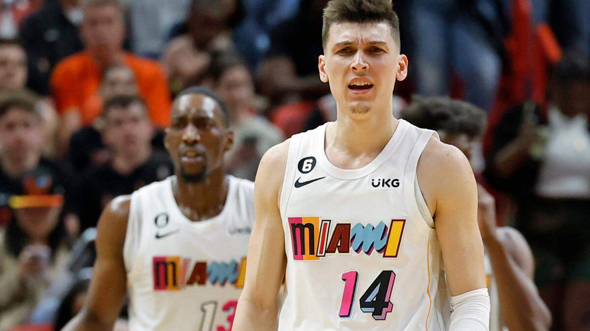 El escolta de los Miami Heat, Tyler Herro (14), reacciona después de una llamada del árbitro durante el partido contra los Brooklyn Nets en el primer cuarto en el Miami-Dade Arena de Miami, Florida. el sábado 25 de marzo de 2023.