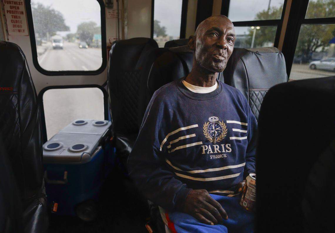 Alex Wright viaja en el autobús Rotary Connection, una iniciativa sin fines de lucro que ofrece transporte gratuito a servicios sociales en la ciudad, el lunes 12 de enero de 2026, en Fort Lauderdale, Fla.