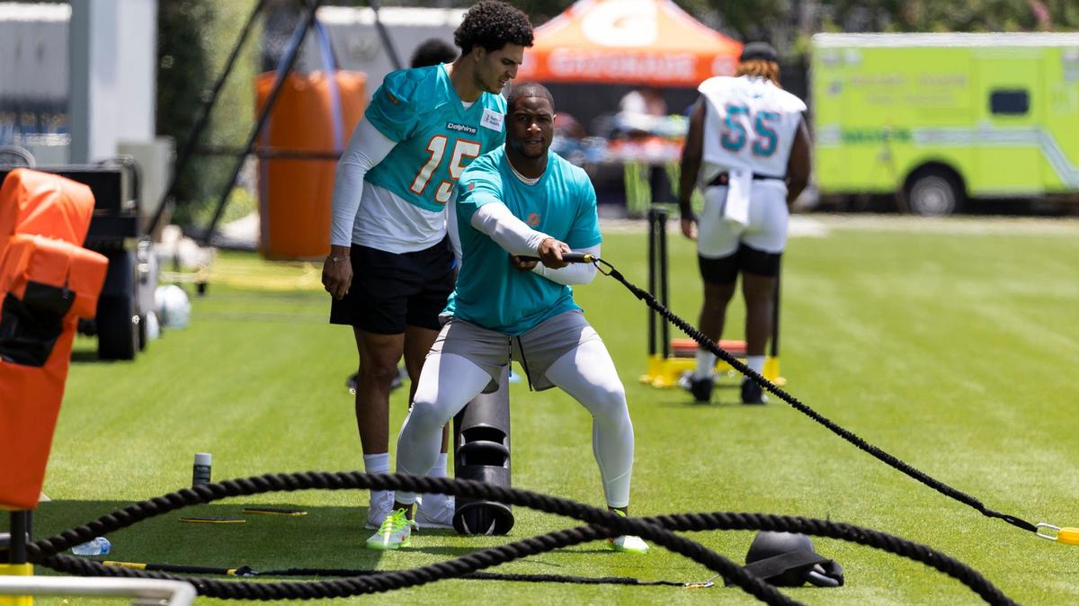 Miami Dolphins tight end Jonnu Smith (9) runs drills during a team practice session at the Baptist Health Training Complex on Tuesday, May 21, 2024 in Miami Gardens, Fla.