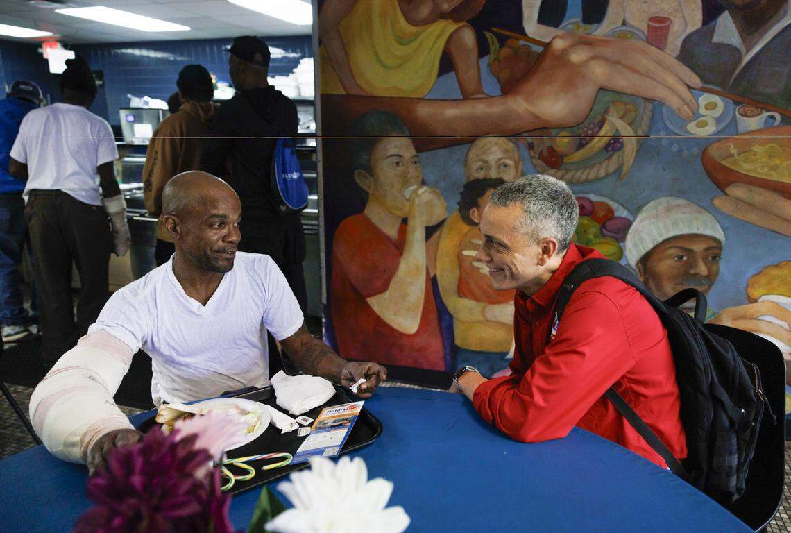 El comisionado Ben Sorensen, a la derecha, habla con Artavious Hall en el comedor de LifeNet4Families el lunes 12 de enero de 2026, en Fort Lauderdale, Florida. Sorensen está interesado en abordar la falta de vivienda en la comunidad y visita LifeNet4Families con frecuencia.