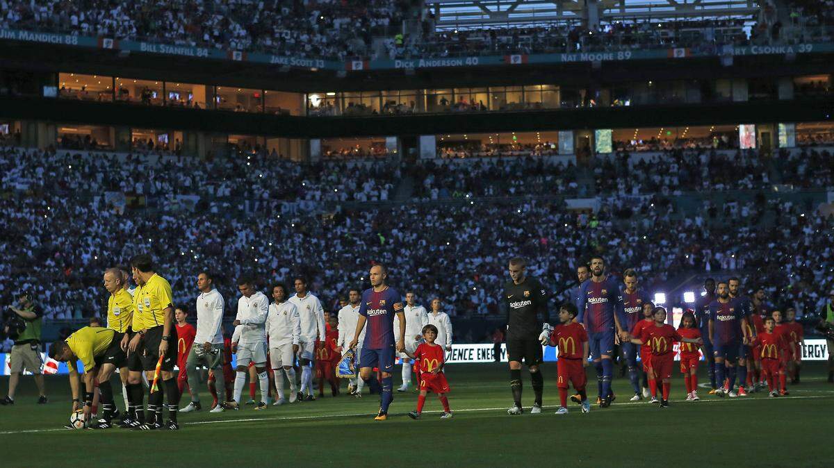 Teams walk into the field before the start of ‘’El Clasico Miami’’ Barcelona-Real Madrid match as part of the International Champions Cup on Saturday, July 29, 2017, at Hard Rock Stadium in Miami Gardens.