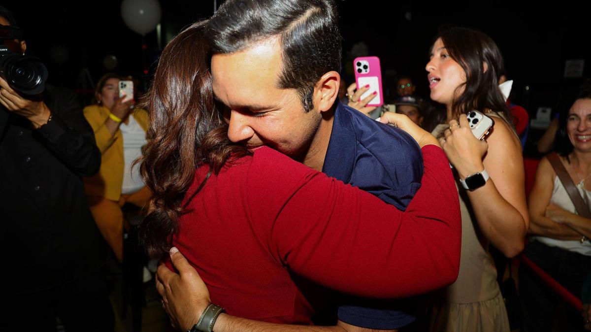 La alcaldesa de la ciudad de Doral, Christi Fraga, y el concejal de Doral, Rafael Piñeyro, celebran después de ganar sus respectivas carreras electorales durante una fiesta de victoria en Champions Sports Bar & Grill en 1360 NW 88th Ave. en Doral, Florida, el martes 5 de noviembre de 2024. Un tercer escaño irá a elecciones en segunda vuelta entre Nicole Reinoso, candidata que apoya Fraga y Juan Carlos Esquivel