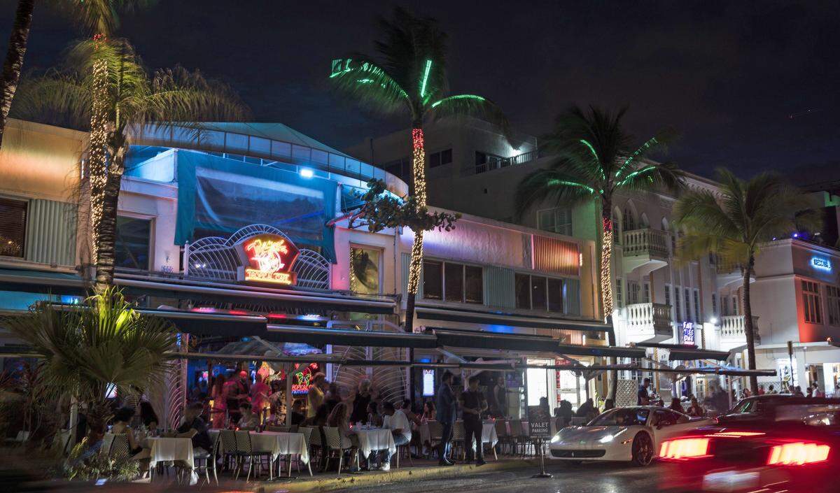 Mango’s Tropical Cafe at Ocean Drive.