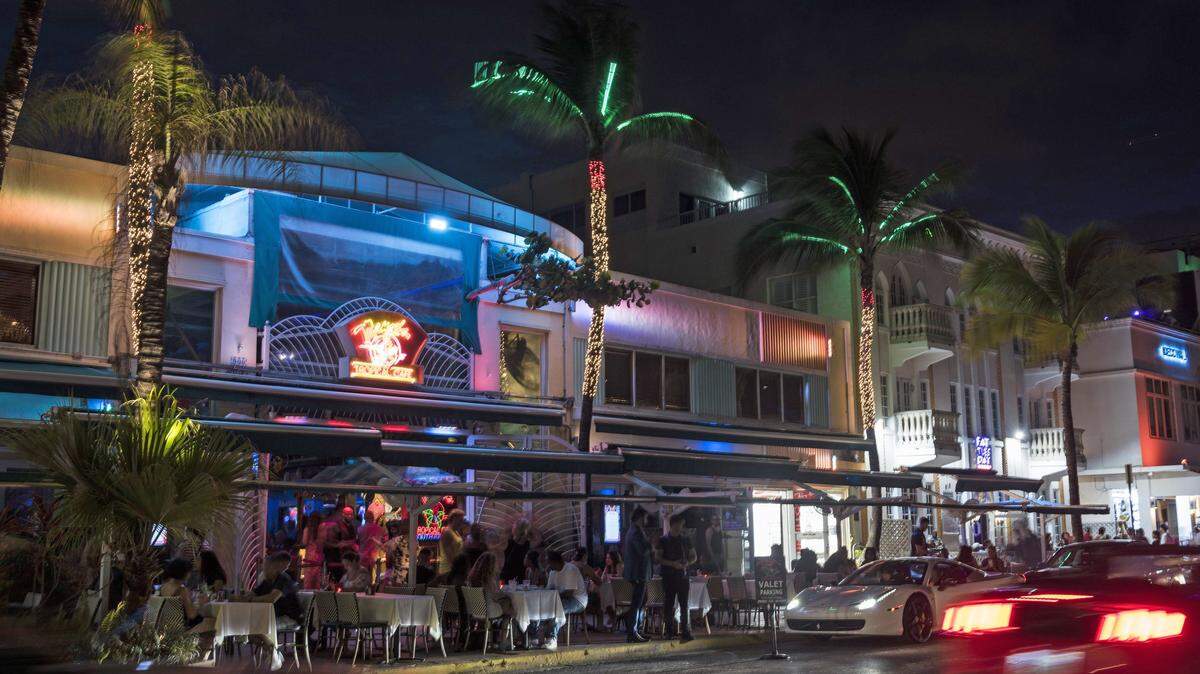 Mango’s Tropical Cafe at Ocean Drive.