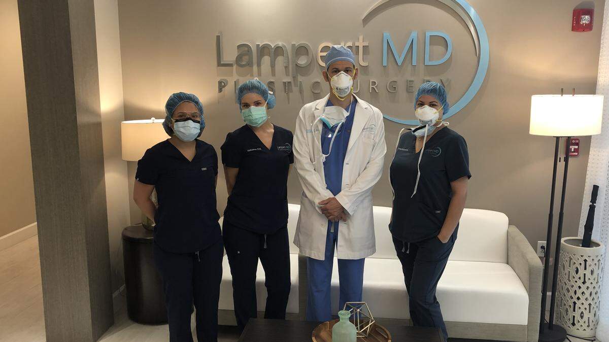 Foto de archivo del Dr. Joshua Lampert y su equipo durante la pandemia del COVID-19.