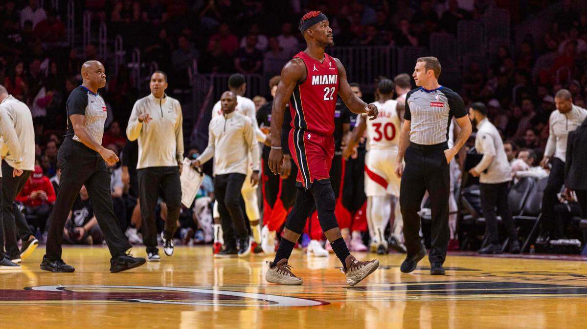 El delantero del Miami Heat, Jimmy Butler (22), abandona la cancha tras un tiempo muerto durante la primera mitad de un partido de la NBA contra los Toronto Raptors en el Kaseya Center el viernes 29 de noviembre de 2024 en Miami, Florida. Butler fue el mejor con 26 puntos.