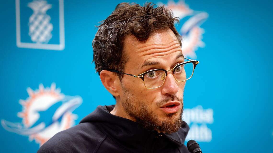 Se acerca el campo de entrenamiento y los Dolphins siguen sin resolver sus problemas