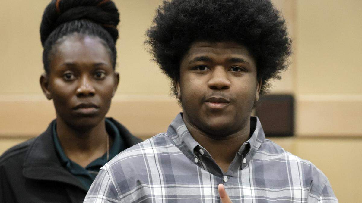 Keantae Vaughn, 17, waves and says, “I love you too,” to his father as he is escorted from the courtroom after his change-of-plea hearing and sentencing at the Broward County Courthouse in Fort Lauderdale on Monday, Jan. 12, 2026. Vaughn received a sentence of 25 years in the 2022 shooting death of Rickey Ferguson Jr., a 16-year-old student and football player at Deerfield Beach High School.
