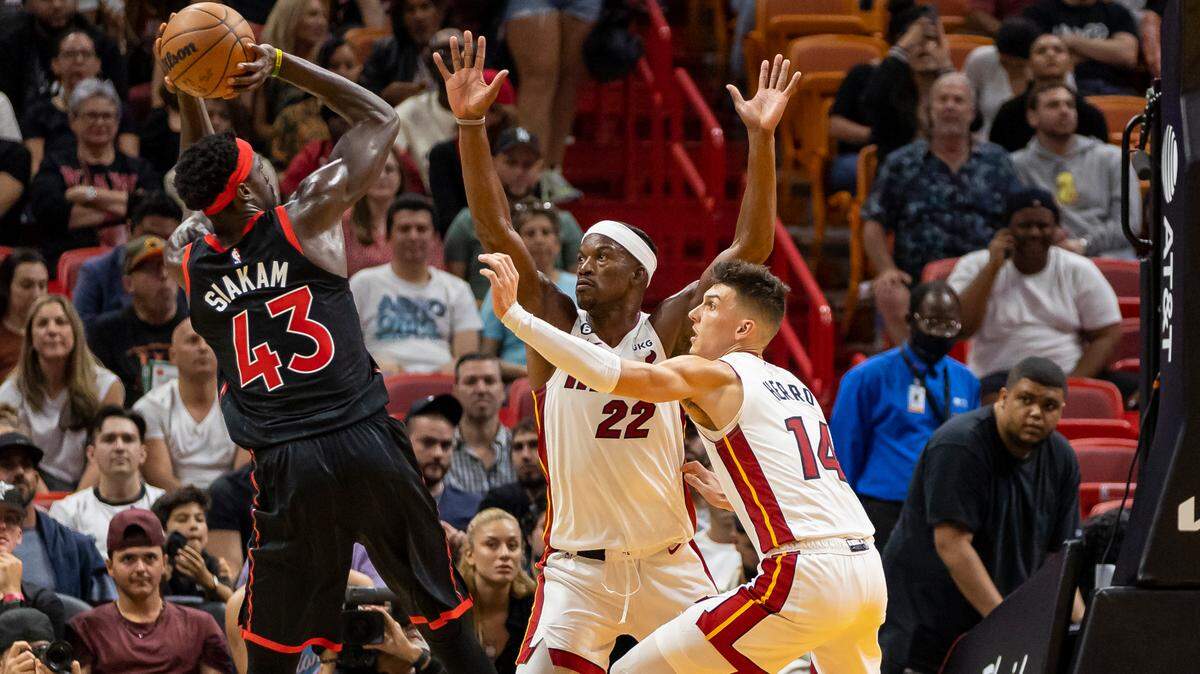 El delantero del Heat Jimmy Butler (22) y el escolta Tyler Herro (14) defienden contra el delantero de los Raptors Pascal Siakam (43) durante un partido de la NBA, en la llamada entonces FTX Arena, el lunes 24 de octubre de 2022 .