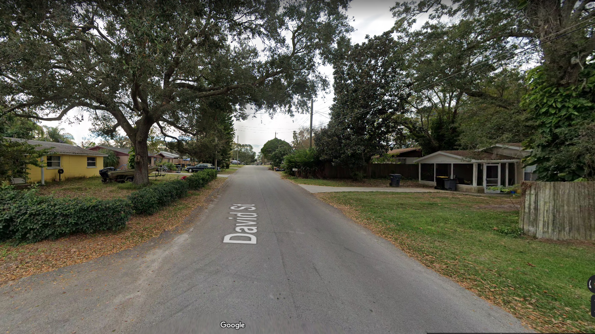 A suspect hiding from Florida deputies in his home called 911 and told officers they’re needed at his neighbor’s house, according to the Polk County Sheriff’s Office.