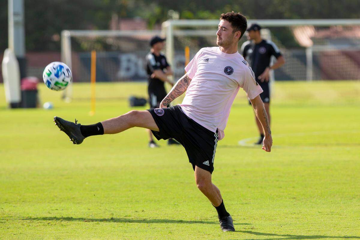 Inter Miami midfielder Jay Chapman dribbles the ball as the team kicks off the inaugural preseason with the first day of MLS soccer training sessions on Buccaneer Field in Miami Shores, Fla., Monday, Jan. 20, 2020. (Daniel A. Varela/Miami Herald via AP)