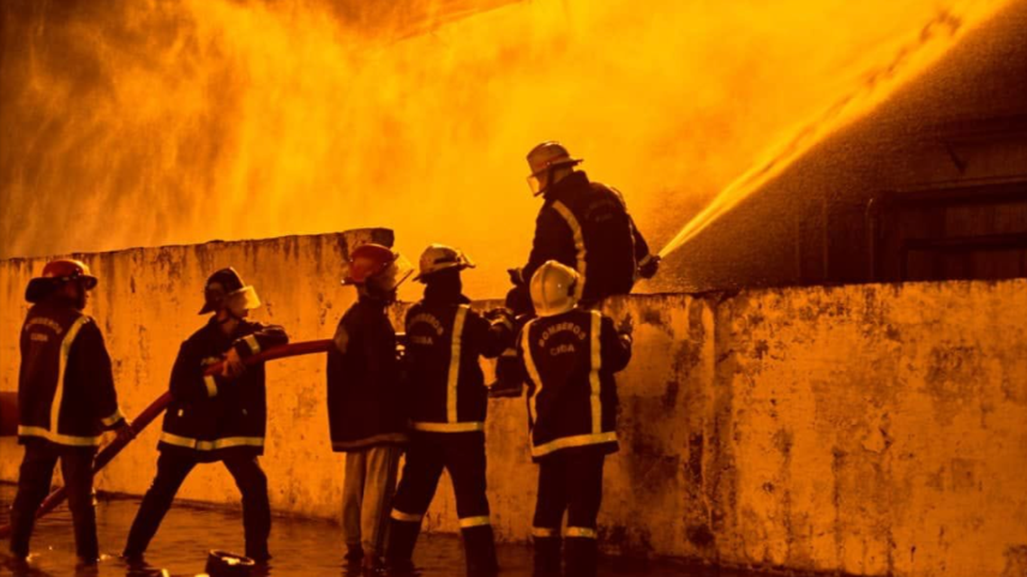 Photos taken by photographer Vladimir Zayas and published by Bohemia magazine on Sunday morning captured what the publication said were exclusive images “of Friday, before the second explosion at the Supertanker base in Matanzas.”