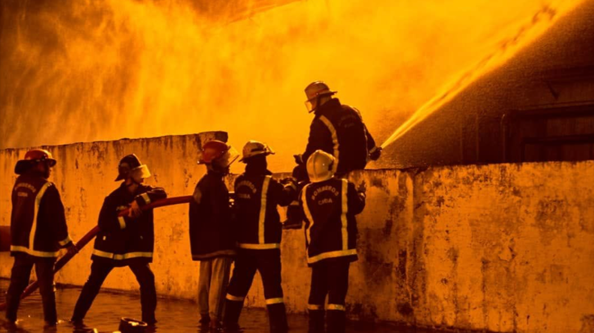 Fotos tomadas por el fotógrafo Vladimir Zayas y publicadas por la revista Bohemia la mañana del sábado capturaron lo que la publicación dijo eran imágenes exclusivas “del viernes, antes de la segunda explosión en la base de Supertanqueros en Matanzas”.