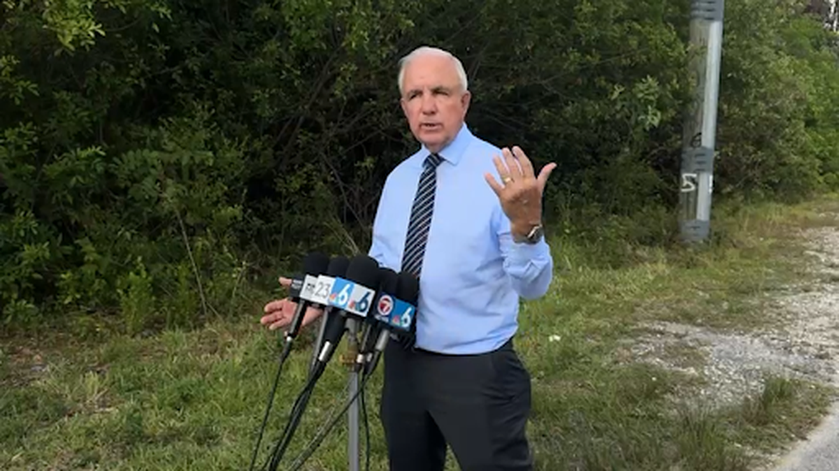 El representante federal Carlos Giménez habla con los medios de comunicación frente al centro de detención de Krome. Foto: Carl Juste