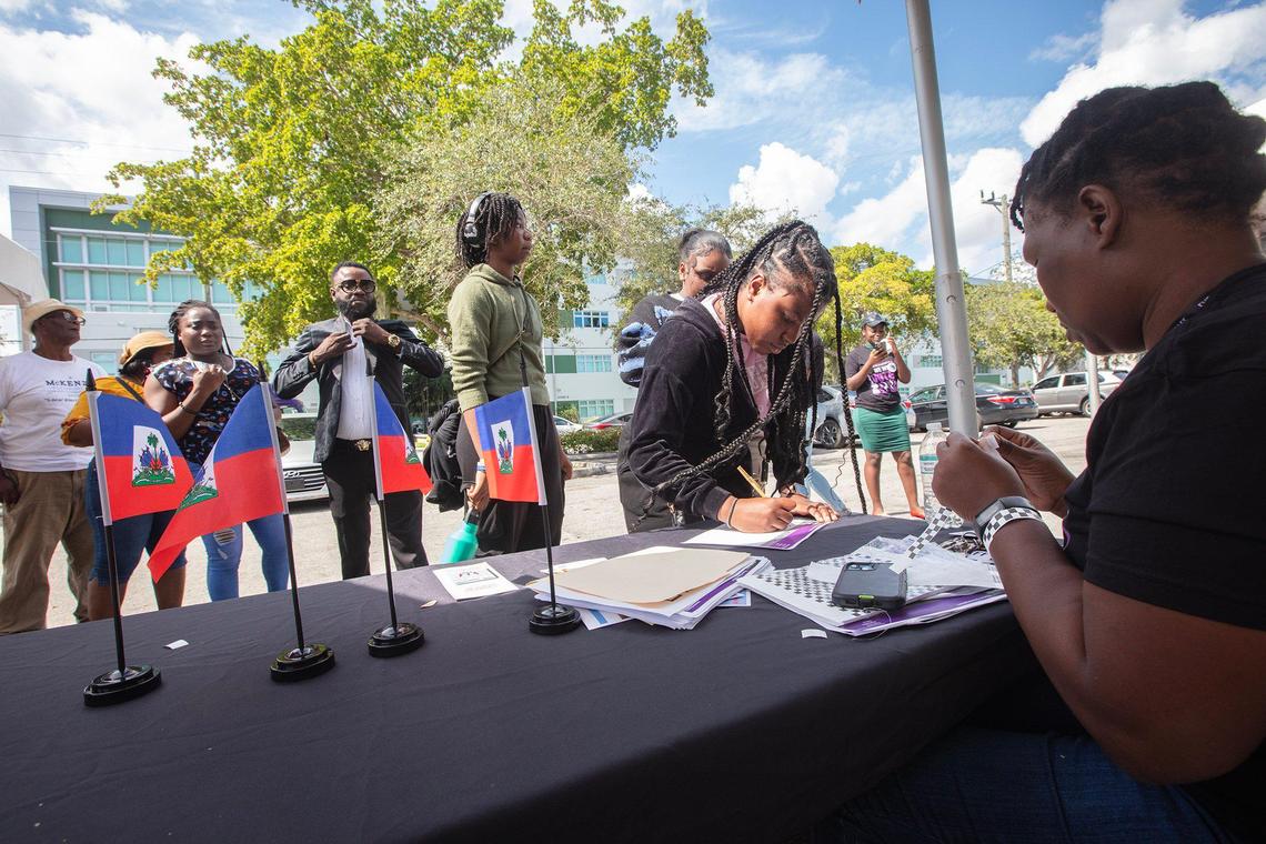 Guerda Daniels (derecha) de Faith in Florida, observa mientras Kenysha Seide, segunda desde la derecha, se incribe en el evento “Faith in Florida” en North Miami el sábado 26 de octubre de 2024. Este evento cerca de la Biblioteca Pública de North Miami es parte del esfuerzo de “Almas a las urnas” de iglesias predominantemente negras para alentar la votación antes de las elecciones.