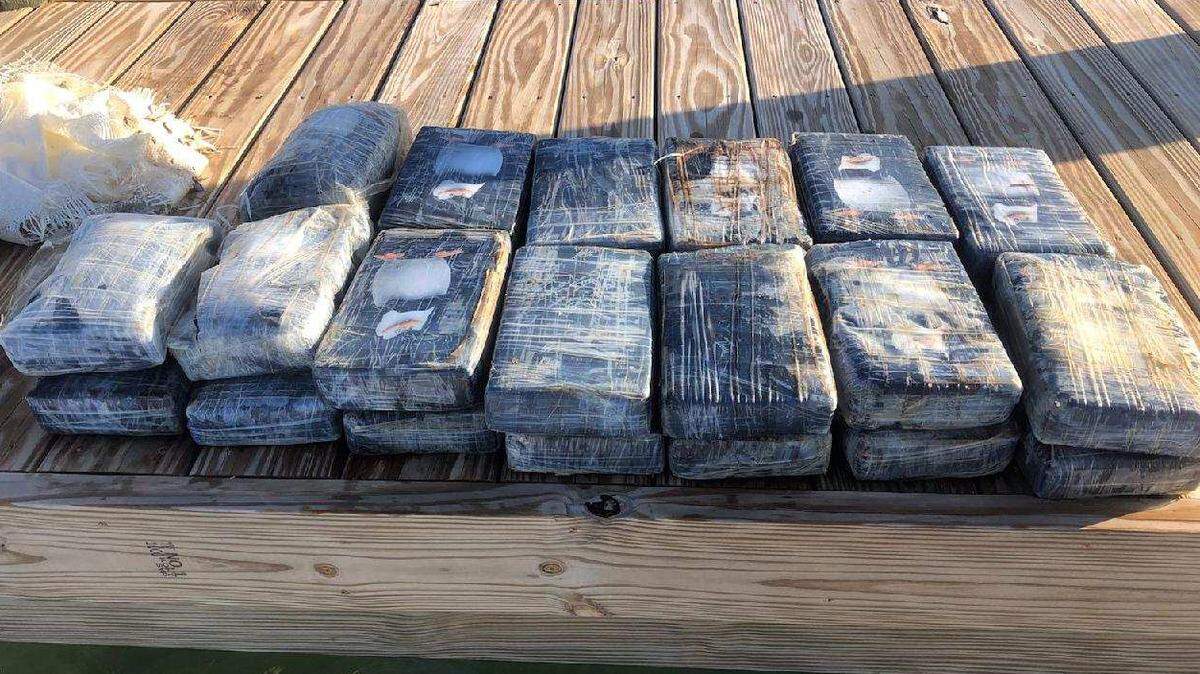 Este cargamento de drogas fue el hallazgo de un pescador que navegaba las costas de los Cayos de Florida.