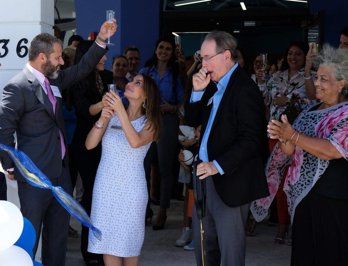 David Centner, a la izquierda, y Leila Centner, a la izquierda del centro, cortan la cinta en la gran inauguración de la Centner Academy en el Design District, el 21 de agosto de 2019.