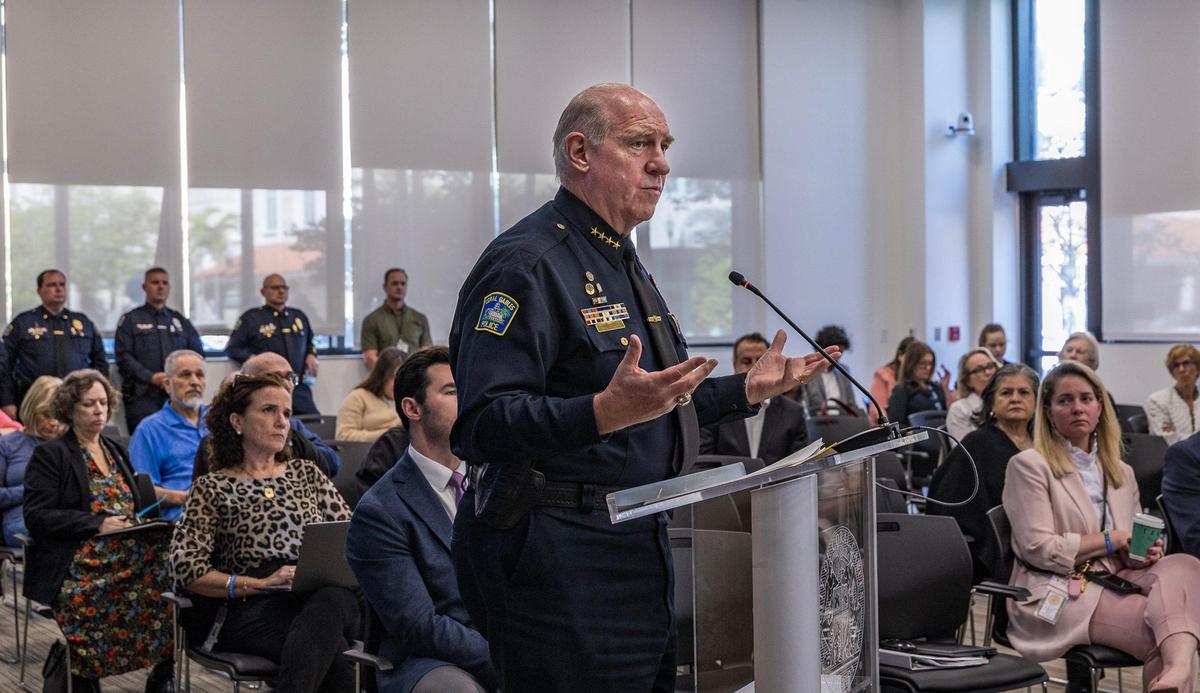 El jefe de Policía de Coral Gables, Edward James Hudak, Jr., habla durante una reunión para discutir un acuerdo entre la ciudad y el ICE el martes 11 de marzo de 2025.
