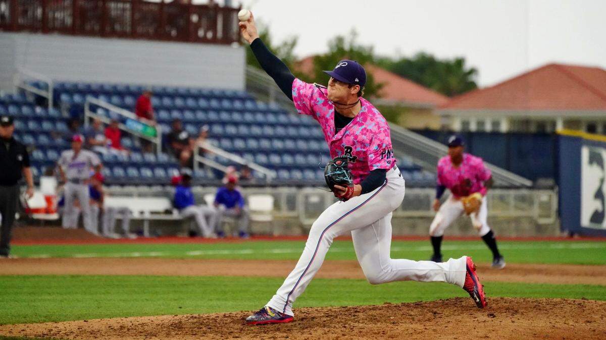 El prospecto de los Marlins Sean Reynolds lanza para Pensacola Blue Wahoos en Doble A.