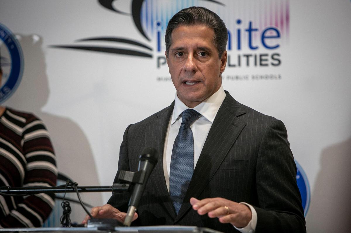 El Superintendente de las Escuelas Públicas del Condado Miami-Dade, Alberto Carvalho, anuncia cambios en la política de cuarentena del distrito escolar en torno al COVID-19, el viernes 17 de septiembre de 2021.