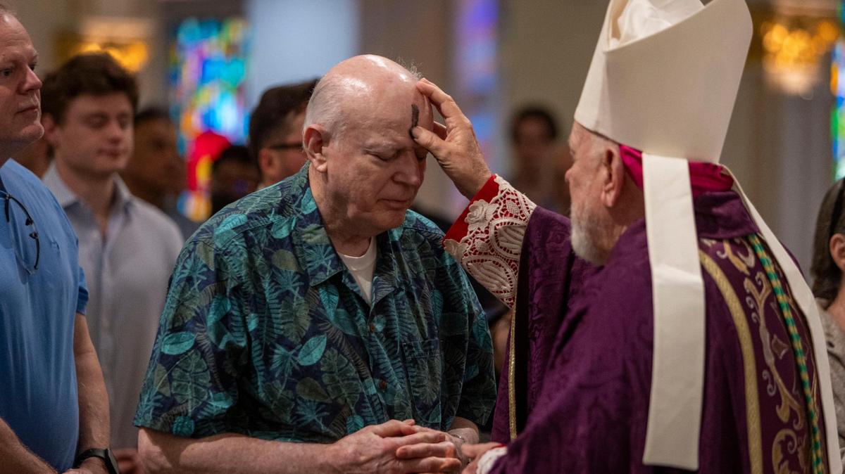 EL MIERCOLES de ceniza la semana pasada, el arzobispo Thomas Wenski aplicó sus oraciones a los fieles en la Iglesia de St. Anthony en Fort Lauderdale.
