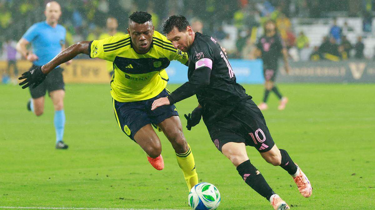 NASHVILLE, TENNESSEE - NOVEMBER 01: Lionel Messi #10 of Inter Miami CF battles for possession with Jeisson Palacios #4 of Nashville SC during the 2025 MLS Cup Playoff match between Nashville SC and Inter Miami CF at GEODIS Park on November 01, 2025 in Nashville, Tennessee. (Photo by Johnnie Izquierdo/Getty Images)