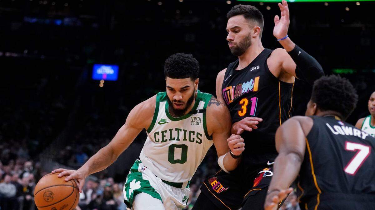 El alero de los Celtics Jayson Tatum va hacia el aro ante la marca de Max Strus, del Heat de Maimi, en el partido celebrado el 30 de marzo de 2022 en Boston.