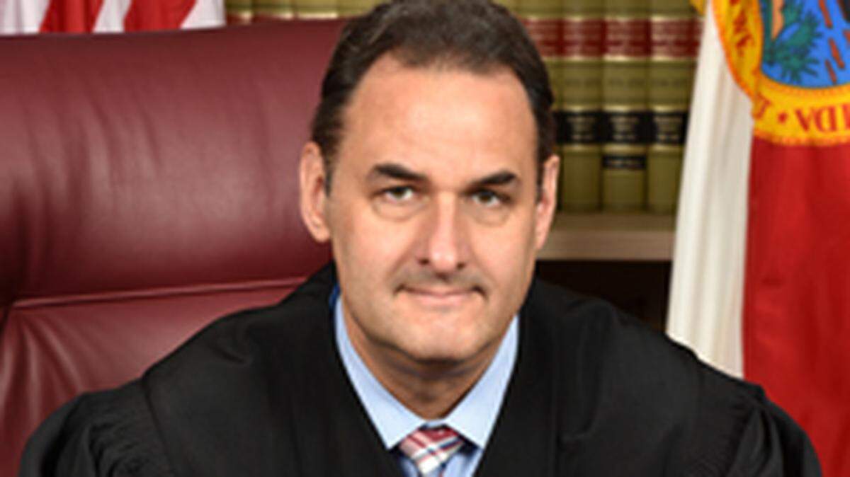 Broward Circuit Judge Michael Usan ordered a Broward Sheriff’s deputy handcuffed in his courtroom.