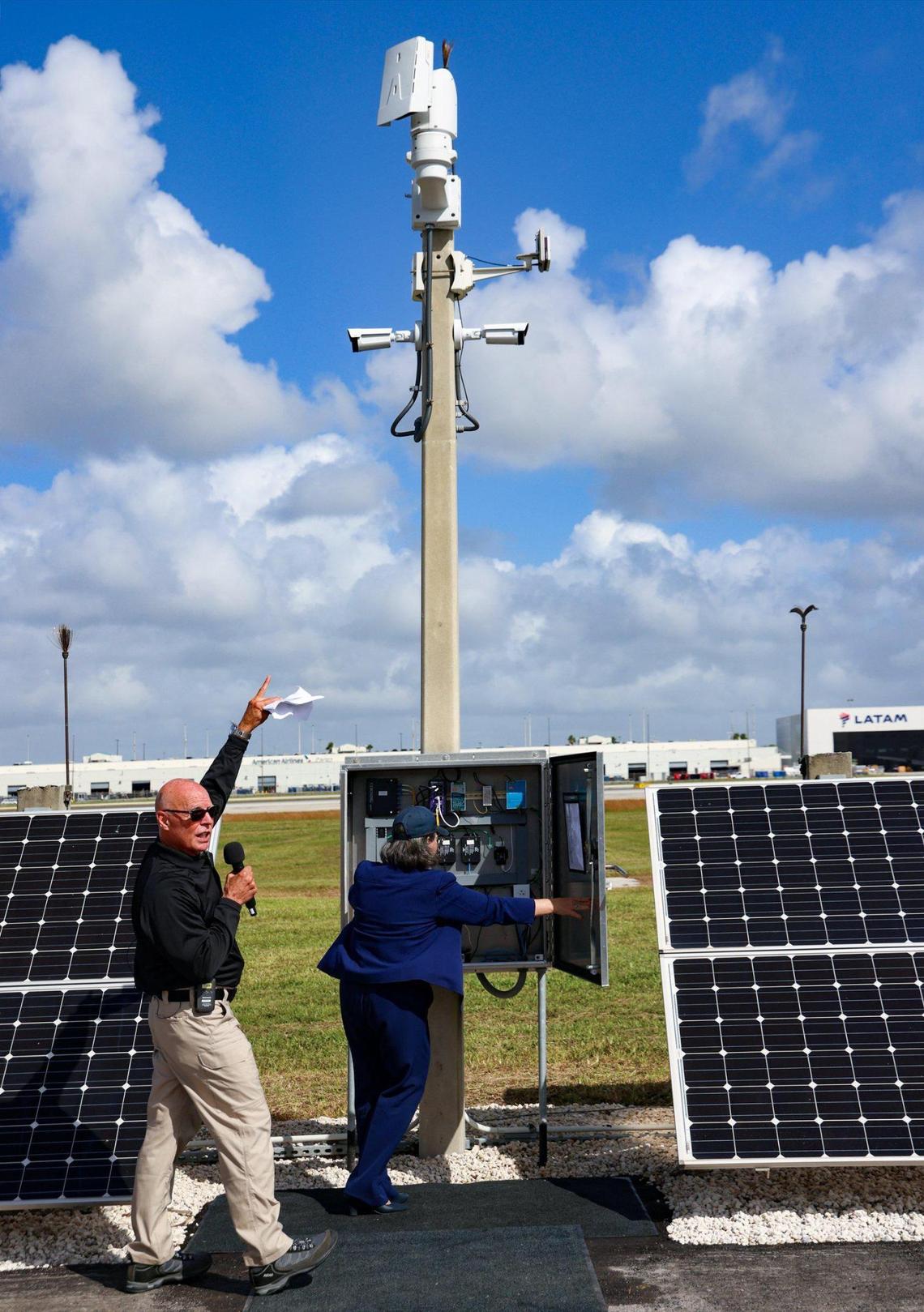 Jim Bamberger, de Seguridad Nacional, señala la cámara y cómo enfoca la fuente de la intrusión (la alcaldesa Daniella Levine Cava) durante una demostración en vivo en el aeródromo del nuevo sistema de detección de intrusiones perimetrales del Aeropuerto Internacional de Miami el martes 22 de octubre de 2024, en Miami, Florida.