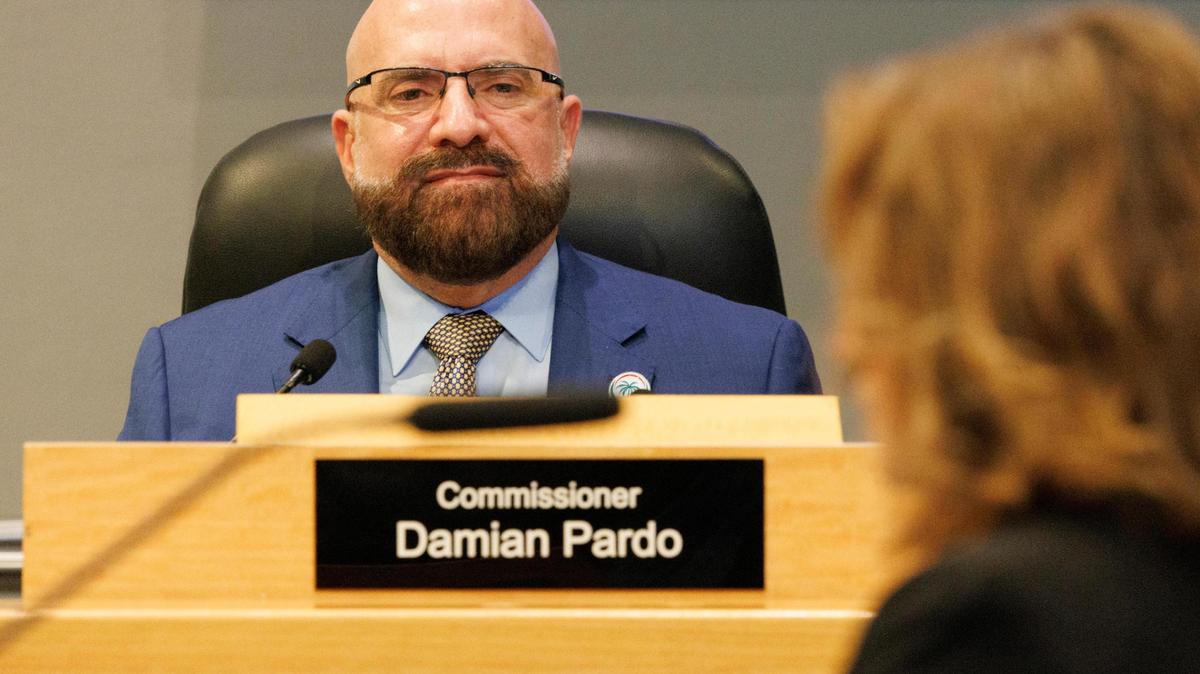EL COMISIONADO Damian Pardo, quien impulsó la propuesta, argumentó que la baja participación electoral ha sido un problema histórico en Miami.