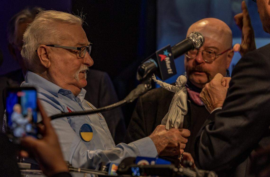 Lech Walesa, former President of Poland and Nobel Peace Prize laureate, received an sculpture of José Martí, considered the ”Apostle of Cuban Independence" by artist Andy Portuondo, during an event to recognize his extraordinary support in the defense of human rights, freedom, and the establishment of democracy and the rule of law in Cuba, presented by several Cuban exile organizations at the American Museum of the Cuban Diaspora, in Miami, on Thursday, February 12, 2026.