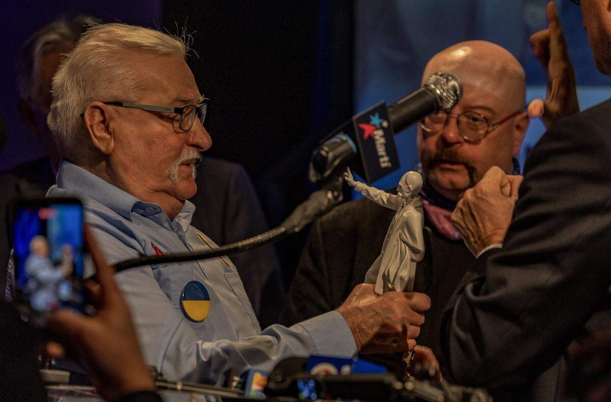 Lech Walesa, former President of Poland and Nobel Peace Prize laureate, received an sculpture of José Martí, considered the ”Apostle of Cuban Independence" by artist Andy Portuondo, during an event to recognize his extraordinary support in the defense of human rights, freedom, and the establishment of democracy and the rule of law in Cuba, presented by several Cuban exile organizations at the American Museum of the Cuban Diaspora, in Miami, on Thursday, February 12, 2026.