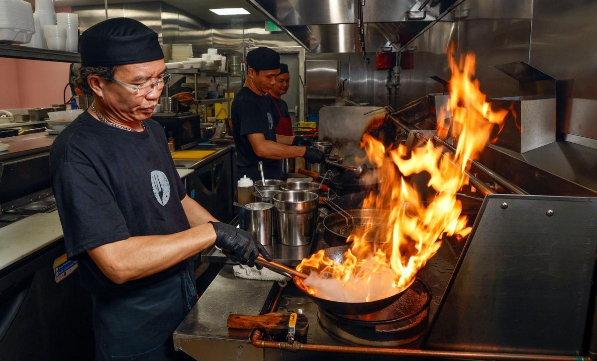 Anusorn Netpukdee cocinando en la cocina del recién ampliado restaurante Ricky Thai en North Miami, la Florida, el martes 11 de junio de 2024.
