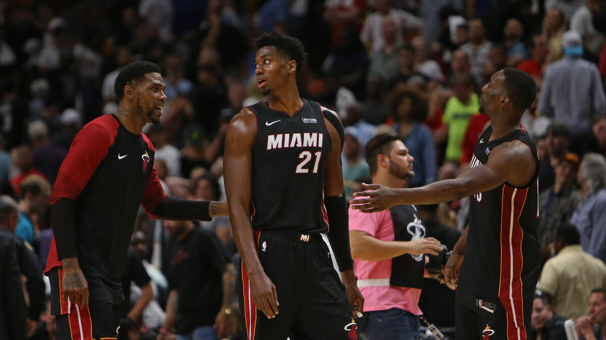 Udonis Haslem, Hassan Whiteside y Bam Adebayo (de izq. a der.) conversan en un partido del Heat ante los Hornets, el 20 de octubre de 2018 en Miami.
