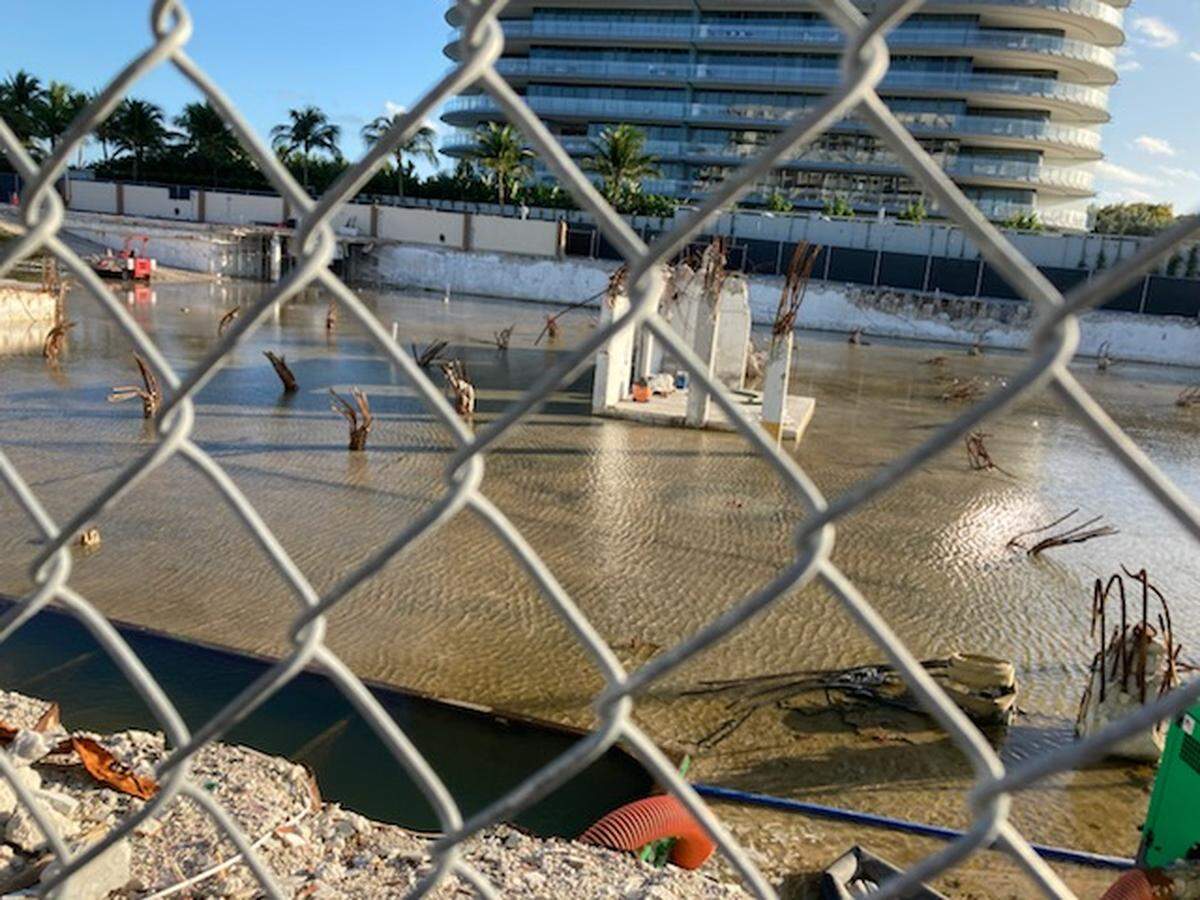 Unas fotos tomadas la mañana de Navidad de 2021 muestran el impacto de las inundaciones provocadas por las mareas y la lluvia en el estacionamiento subterráneo de Champlain Towers South, en Surfside. Una nueva investigación muestra que el ascenso del mar hizo que el estacionamiento se inundara con más frecuencia.