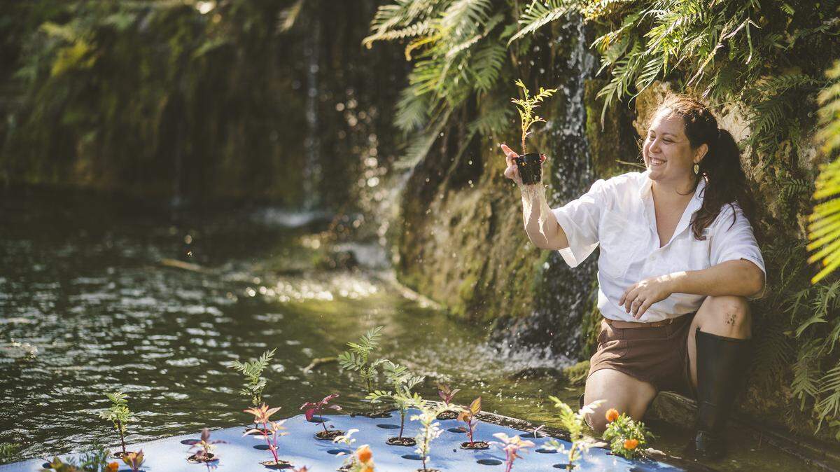 Jazmin Locke-Rodríguez probando la capacidad de las flores para limpiar el fósforo y el nitrógeno del agua dulce de Miami-Dade.