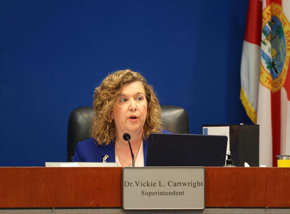 La superintendente de Broward Vickie Cartwright defiende su desempeño en la junta durante una reunión de la Junta Escolar de Broward, el martes 24 de enero de 2023, en Fort Lauderdale. La junta votó a favor de separarse de Cartwright de mutuo acuerdo y contratará a una empresa de búsqueda para un reemplazo.