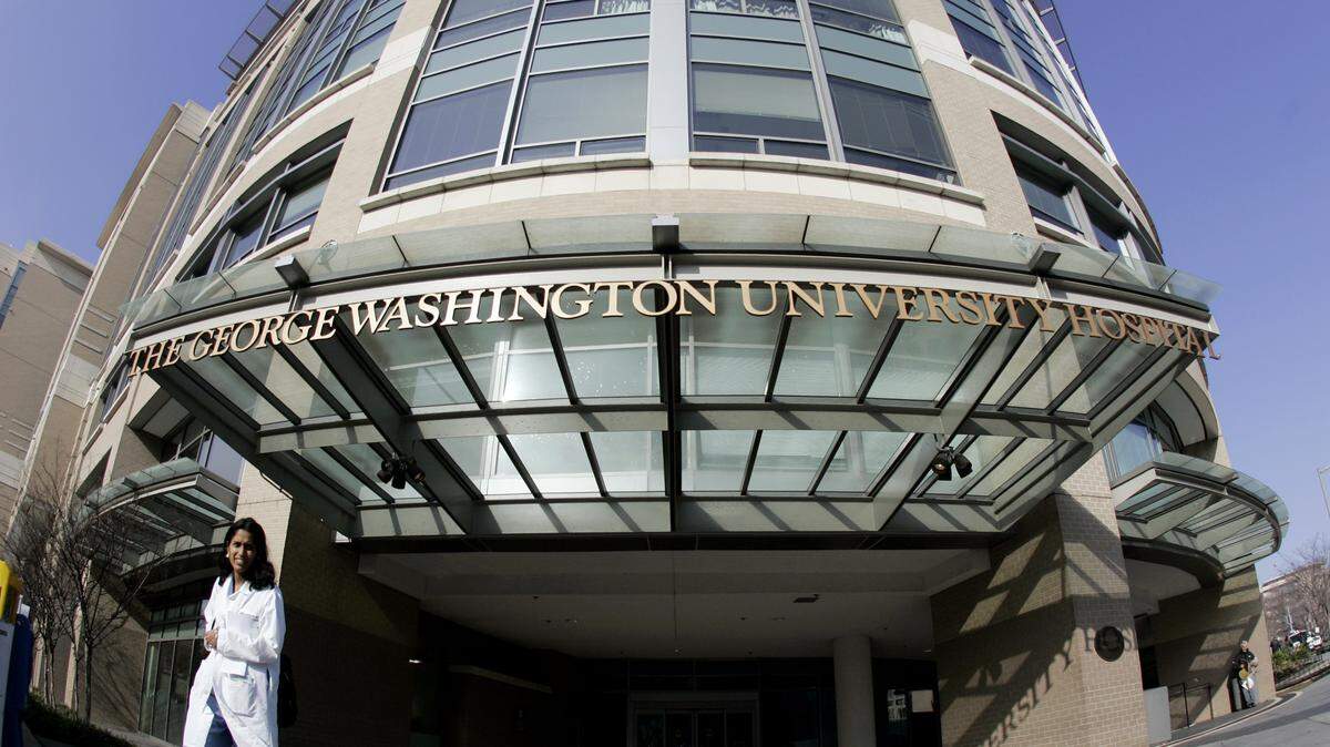 La Dra. Vanitha Janakiraman sale del Hospital de la Universidad George Washington en Washington, en esta foto de archivo del 2006. Los médicos y enfermeras residentes del Hospital de la Universidad George Washington se mudaron para sindicalizarse en marzo de 2023.