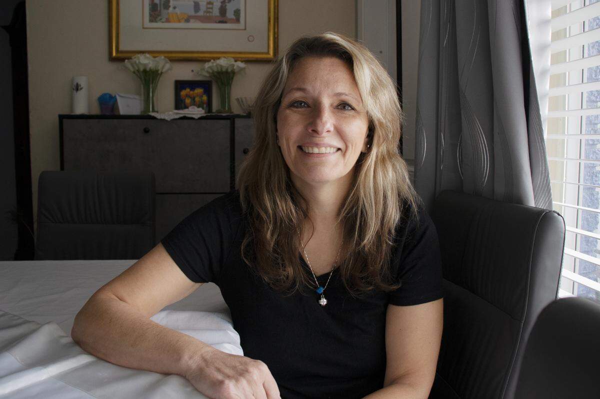 Stella Georgakopoulos, who has multiple sclerosis, in her home in Fort Lauderdale (Photo Kelly Sanchez).